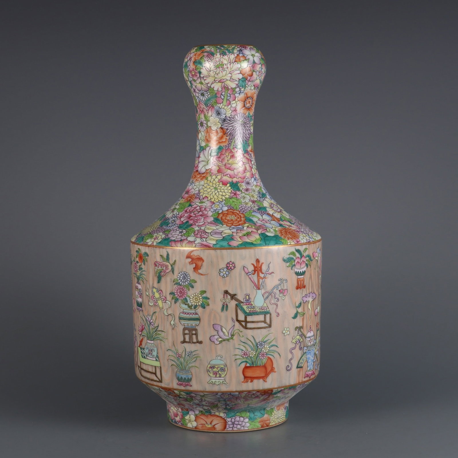 A fine famille rose kaleidium glaze with ancient garlic head pattern made during the Qianlong period: A famille rose kaleidoscope glazed with a garlic-head vase with ancient painting, made during the Qianlong period of the Qing DynastySIZE:H:32.6?MD:16?MD:5?M(The Dimensions Of All Batches Are Manually