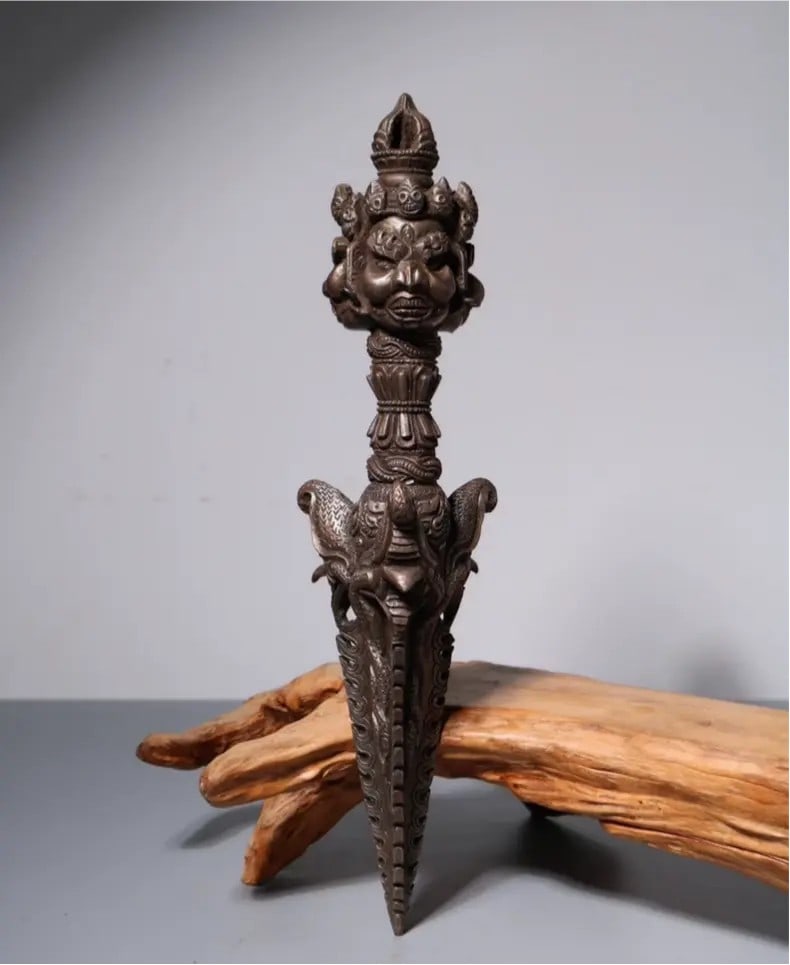 A finely crafted Qing Dynasty Tibetan iron diamond peg (1 of 9)