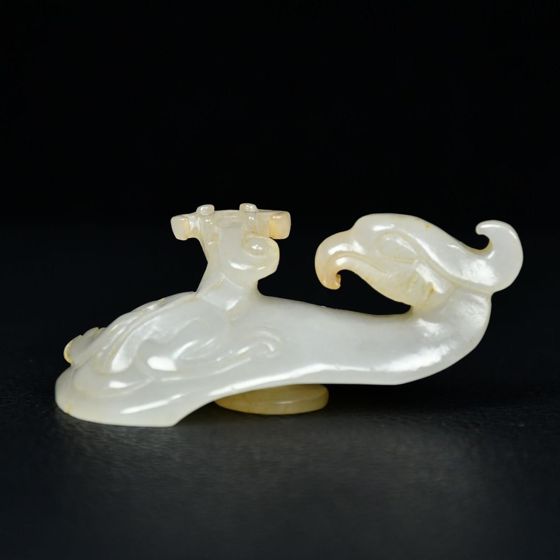 A fine Qing Dynasty Hetian white jade dragon and phoenix jade belt hook: Qing Dynasty Hetian white jade dragon and phoenix jade belt hookSIZE:H:2.5cm W:6cm W:36g(The Dimensions Of All Batches Are Manually Measured.If You Need More Detailed Information, Please Contact Our C