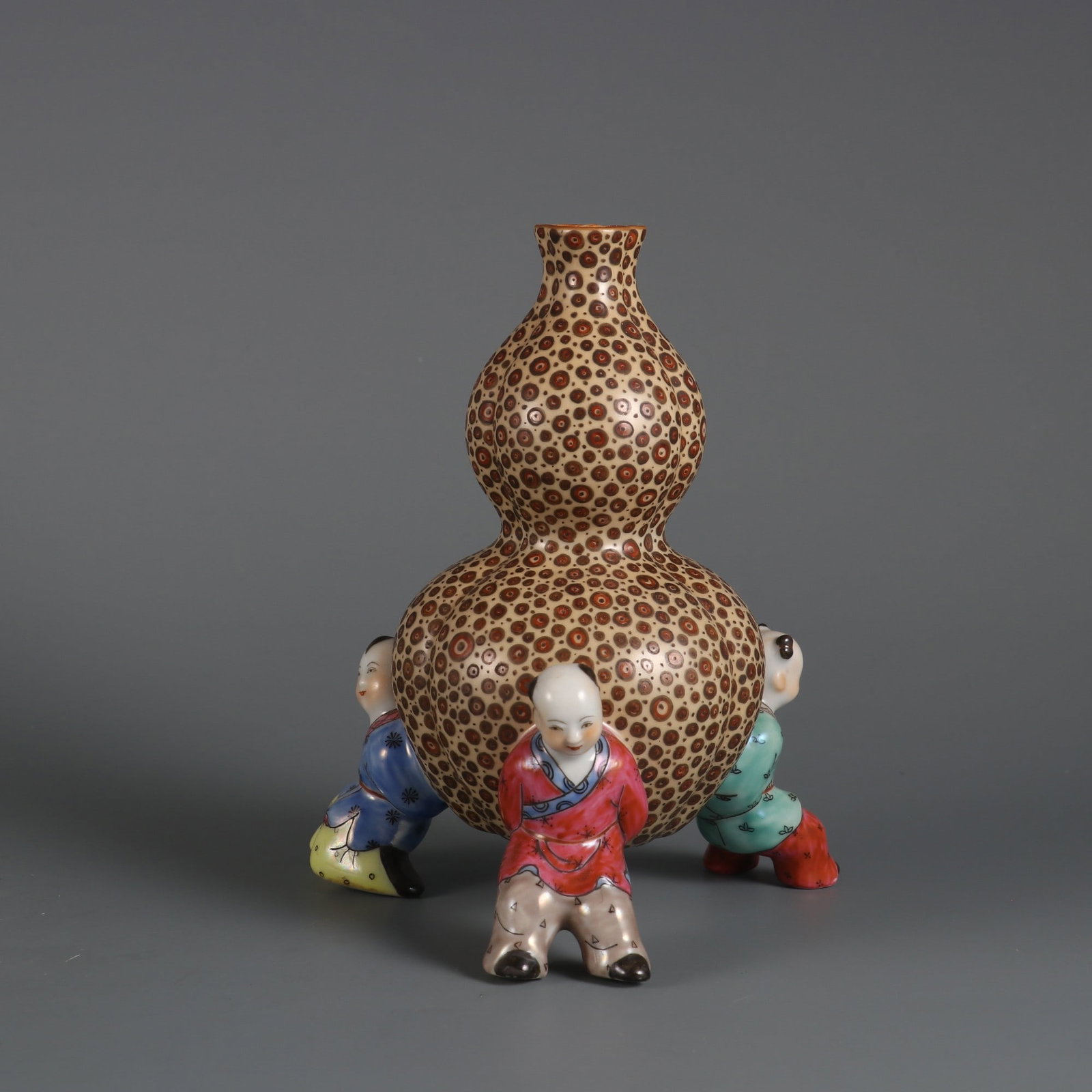 A fine piece of a bell nut stone glaze figurine molded from the Qianlong period of the Qing Dynasty, (1 of 9)