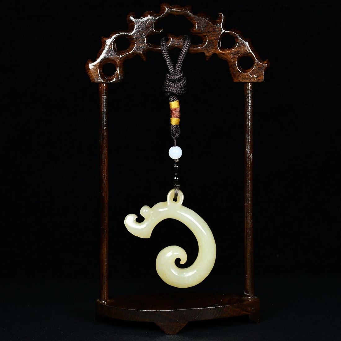 A beautiful Qing Dynasty Hetian white jade C-shaped dragon pendant: A C-shaped dragon pendant from Qing Dynasty Hetian white jadeSIZE:H:6cm W:4cm W:43g(The Dimensions Of All Batches Are Manually Measured.If You Need More Detailed Information, Please Contact Our Custom
