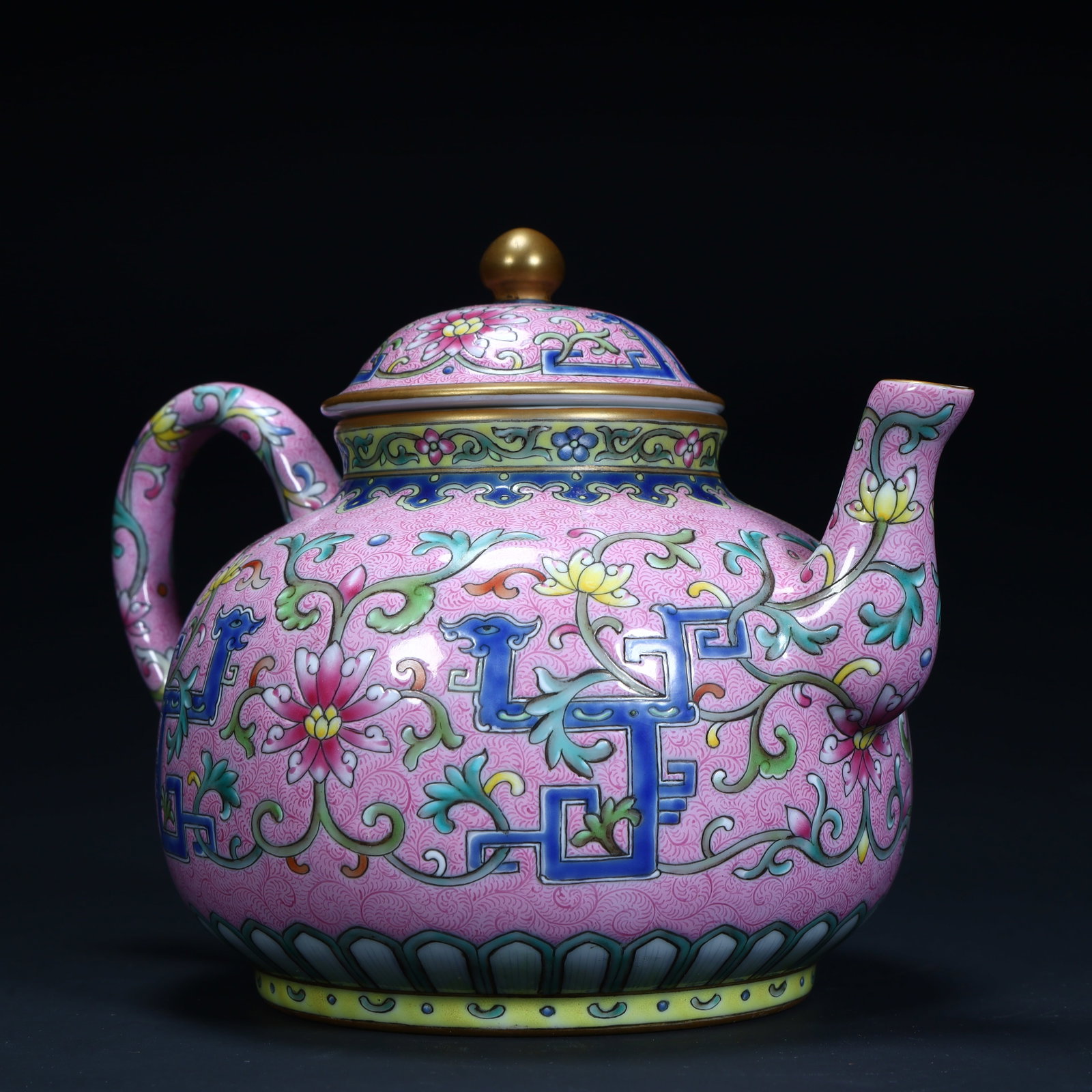 A fine Qing Dynasty Qianlong style teapot with a pink ground and famille rose Kui dragon pattern (1 of 11)