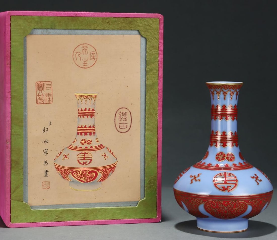 A fine Qing Dynasty Yongzheng period blue-ground red-glazed gold-painted longevity character vase: A blue-ground red-glazed gold-painted longevity character vase made during the Yongzheng period of the Qing DynastySIZE:H:18cm D:13cm(The Dimensions Of All Batches Are Manually Measured.If You Need Mo