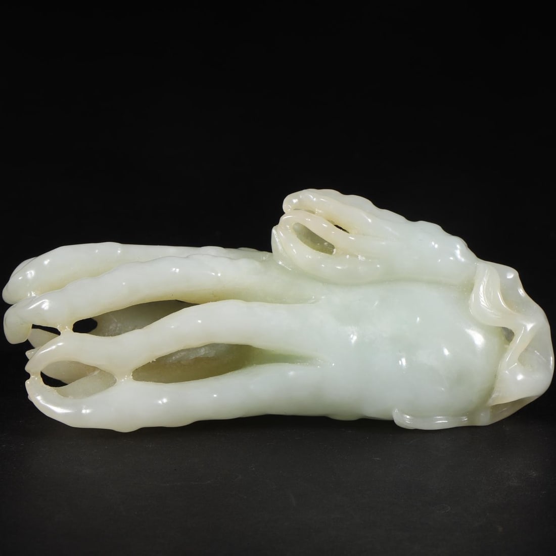 A fine piece of Qing Dynasty Hetian jade seed Buddha's hand: Qing Dynasty Hetian jade seed Buddha's HandSIZE:L:10cm W:4.5cm H:4.1cm W:135g(The Dimensions Of All Batches Are Manually Measured.If You Need More Detailed Information, Please Contact Our Customer Ser