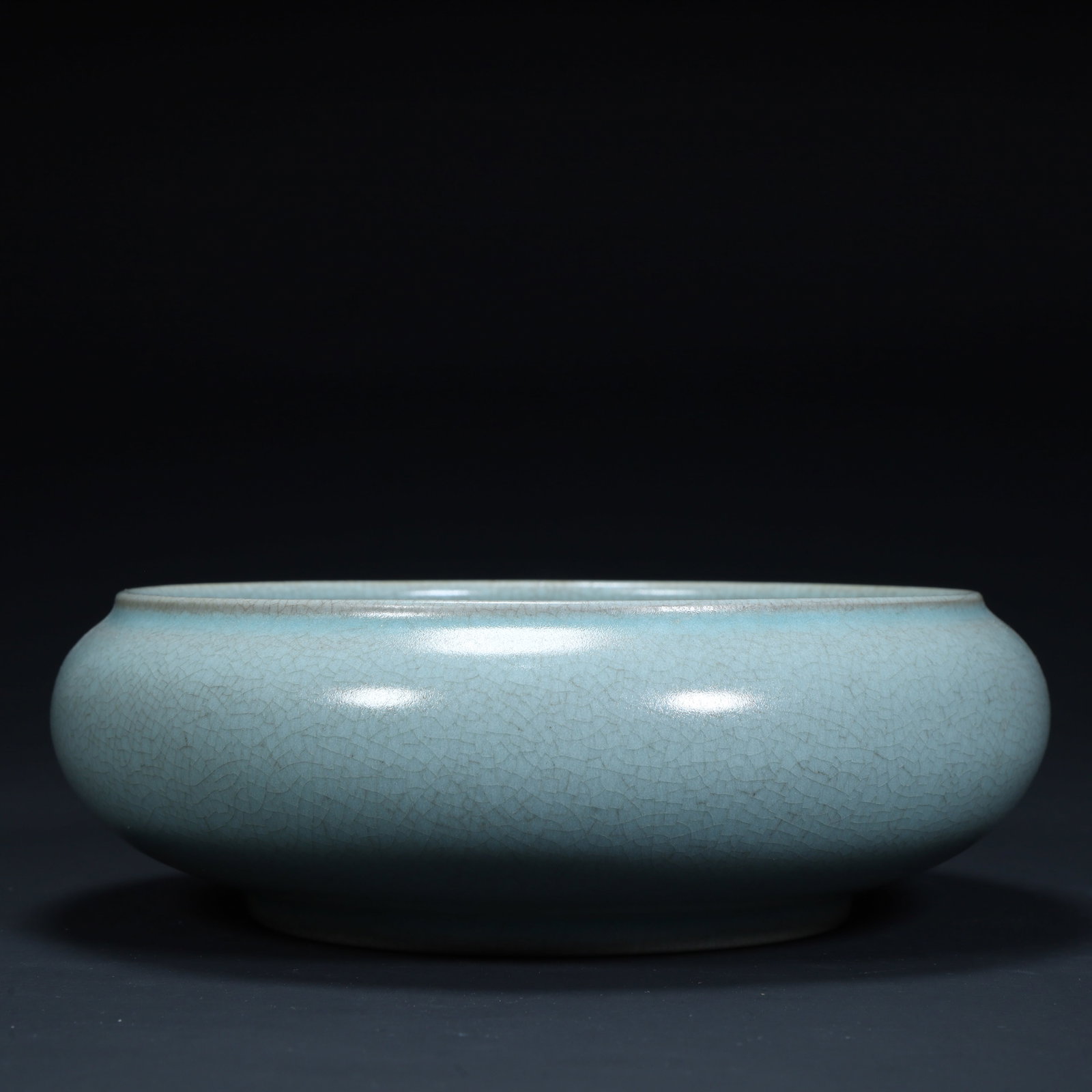 A beautiful Song Ru kiln celadon washbasin: Song Ru kiln sky-blue glaze washbasinSIZE:H: 6cm L: 18cm W: 18cm W: 541g(The Dimensions Of All Batches Are Manually Measured.If You Need More Detailed Information, Please Contact Our Customer Service 