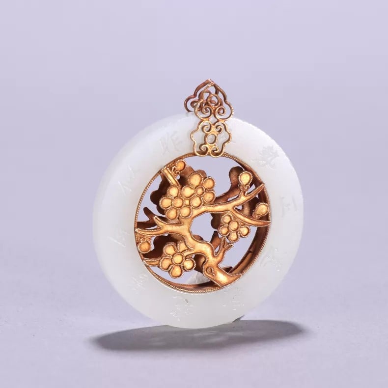 A beautiful Qing Dynasty Hetian jade pendant inlaid with silver and gilt plum blossom patterns: Qing Dynasty Hetian jade pendant inlaid with silver and gilt plum blossom patternsSIZE:H:5.8cm W:5cm W:26.2g(The Dimensions Of All Batches Are Manually Measured.If You Need More Detailed Information, 