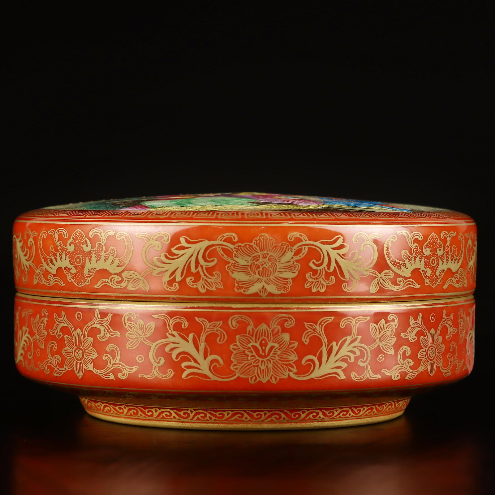 A fine Qing Dynasty alum red box with gilded window enamel and painted Western figures: Qing Dynasty alum red gold-painted window enamel Western figure boxSIZE:H:5.2cm D:11.7cm(The Dimensions Of All Batches Are Manually Measured.If You Need More Detailed Information, Please Contact Our C
