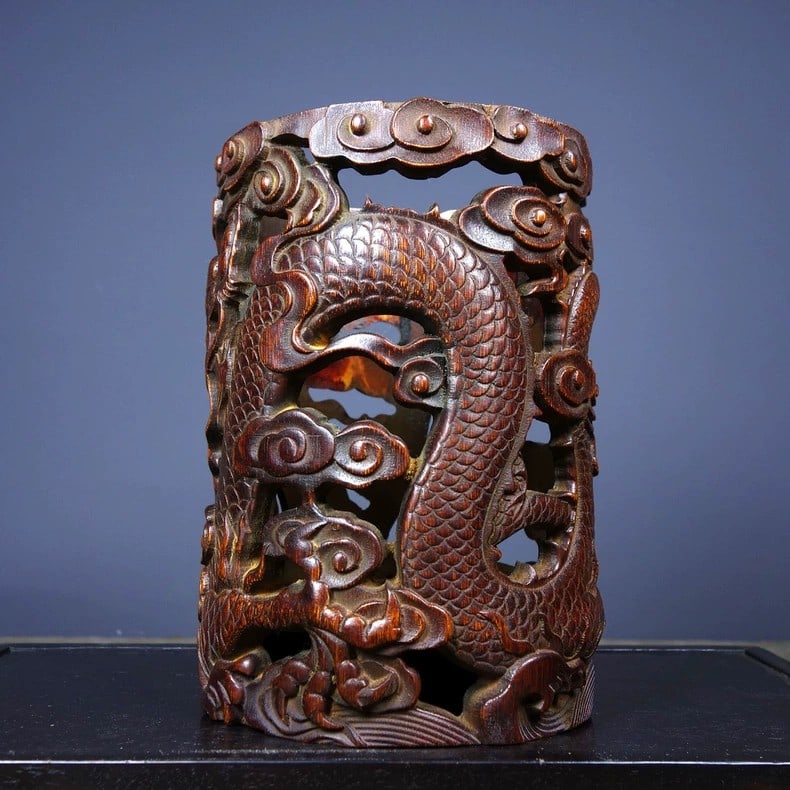 A beautiful Qing Dynasty bamboo carving hollow cloud dragon brush pot: Qing Dynasty bamboo carving hollow cloud dragon brush potSIZE:L:12cm W:12cm H:16.5cm W:330g(The Dimensions Of All Batches Are Manually Measured.If You Need More Detailed Information, Please Contact Ou