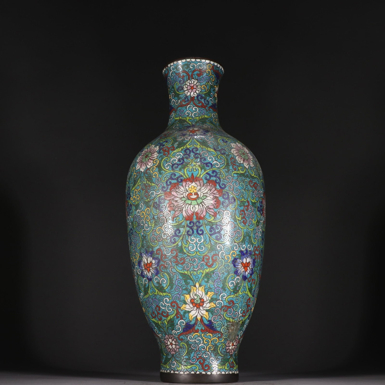 A fine Qing Dynasty cloisonn?? lotus pattern appreciation vase: A Qing dynasty cloisonne lotus pattern appreciation vaseSIZE:H:35.5cm W:14.5cm W:4.8g(The Dimensions Of All Batches Are Manually Measured.If You Need More Detailed Information, Please Contact Our Cust