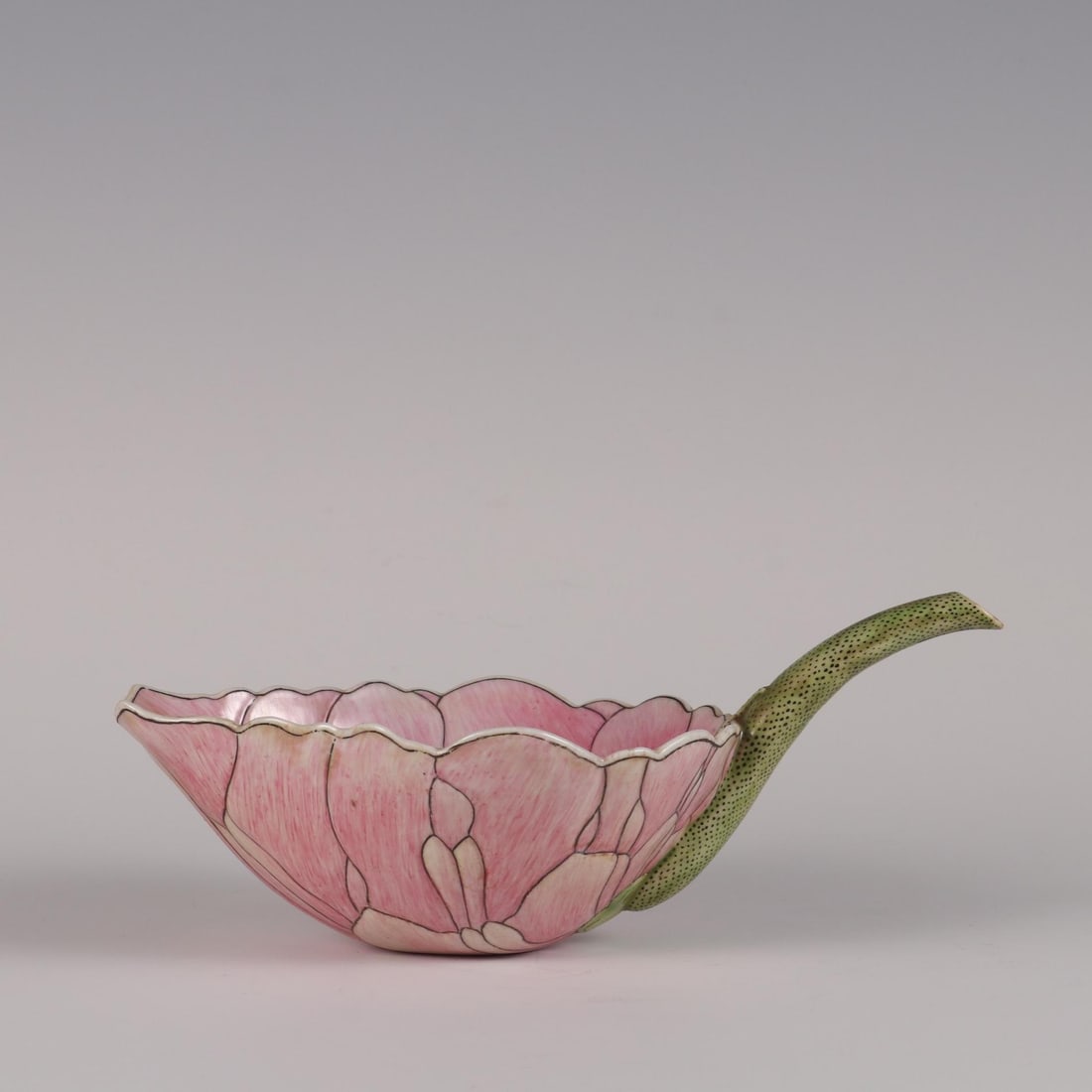 A beautiful famille rose autumn exercise cup made during the Guangxu period of the Qing Dynasty: A famille rose autumn exercise cup made during the Guangxu period of the Qing DynastySIZE:H:7.5?M L:19.5?M W:11.6?M(The Dimensions Of All Batches Are Manually Measured.If You Need More Detailed Inform
