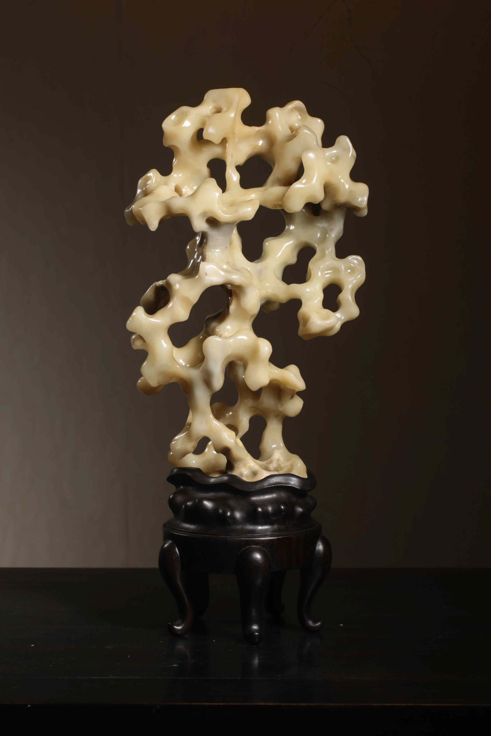 A beautiful Qing Dynasty Shoushan stone with white hibiscus rockery ornament: Qing Dynasty Shoushan Stone White Hibiscus Rockery OrnamentSIZE: Stone Clean H: 28cm W: 17cm W: 9cm(The Dimensions Of All Batches Are Manually Measured.If You Need More Detailed Information, Please Co