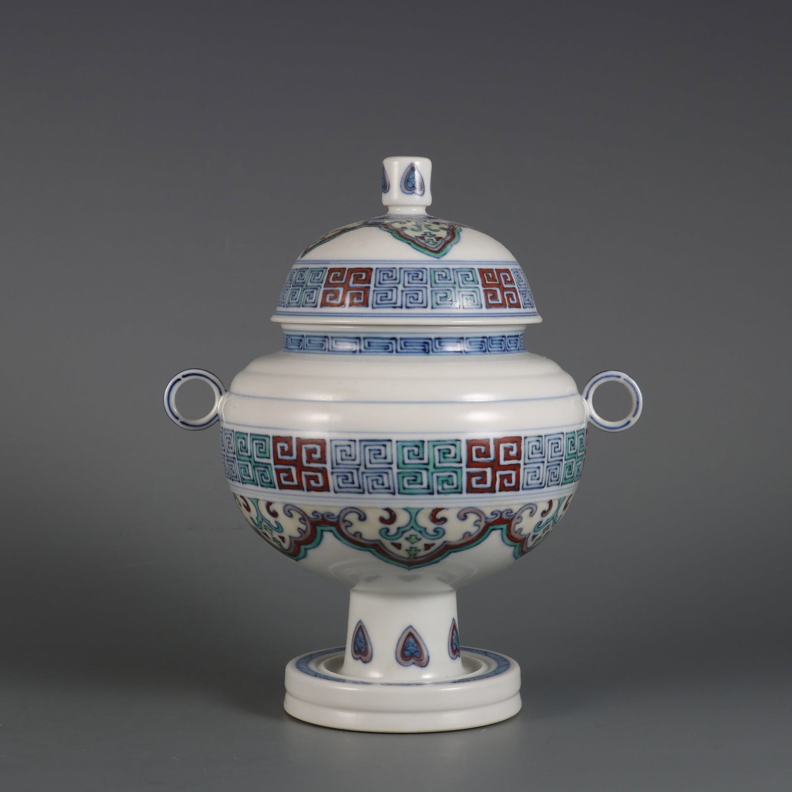 A fine double-handled porcelain doucai with a hui-shaped pattern made during the Qianlong period of: Double-handled porcelain doucai doucai with the 'hui' character pattern made during the Qianlong period of the Qing DynastySIZE:H:22?M D:14.5?M(The Dimensions Of All Batches Are Manually Measured.If Y