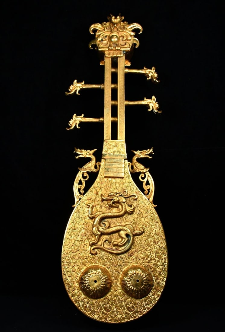 A beautiful Qing Dynasty bronze gilt dragon-head pipa: Qing Dynasty gilt bronze dragon-head pipaSIZE:H:68cm W:22cm W:7.3kg(The Dimensions Of All Batches Are Manually Measured.If You Need More Detailed Information, Please Contact Our Customer Service Befor