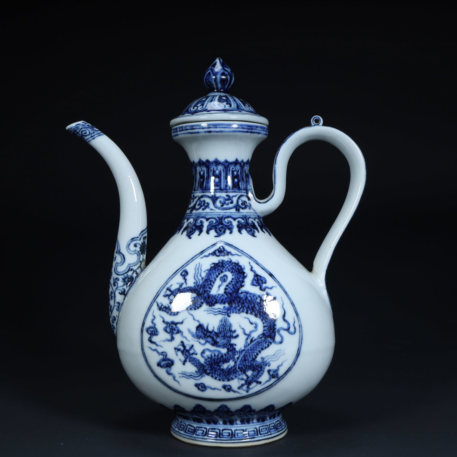 A fine Ming Dynasty blue-and-white open dragon motif holding teapot: Ming Dynasty blue-and-white open dragon pattern ewerSIZE:H: 28cm L: 22cm W: 11cm W: 1350g(The Dimensions Of All Batches Are Manually Measured.If You Need More Detailed Information, Please Contact Our 