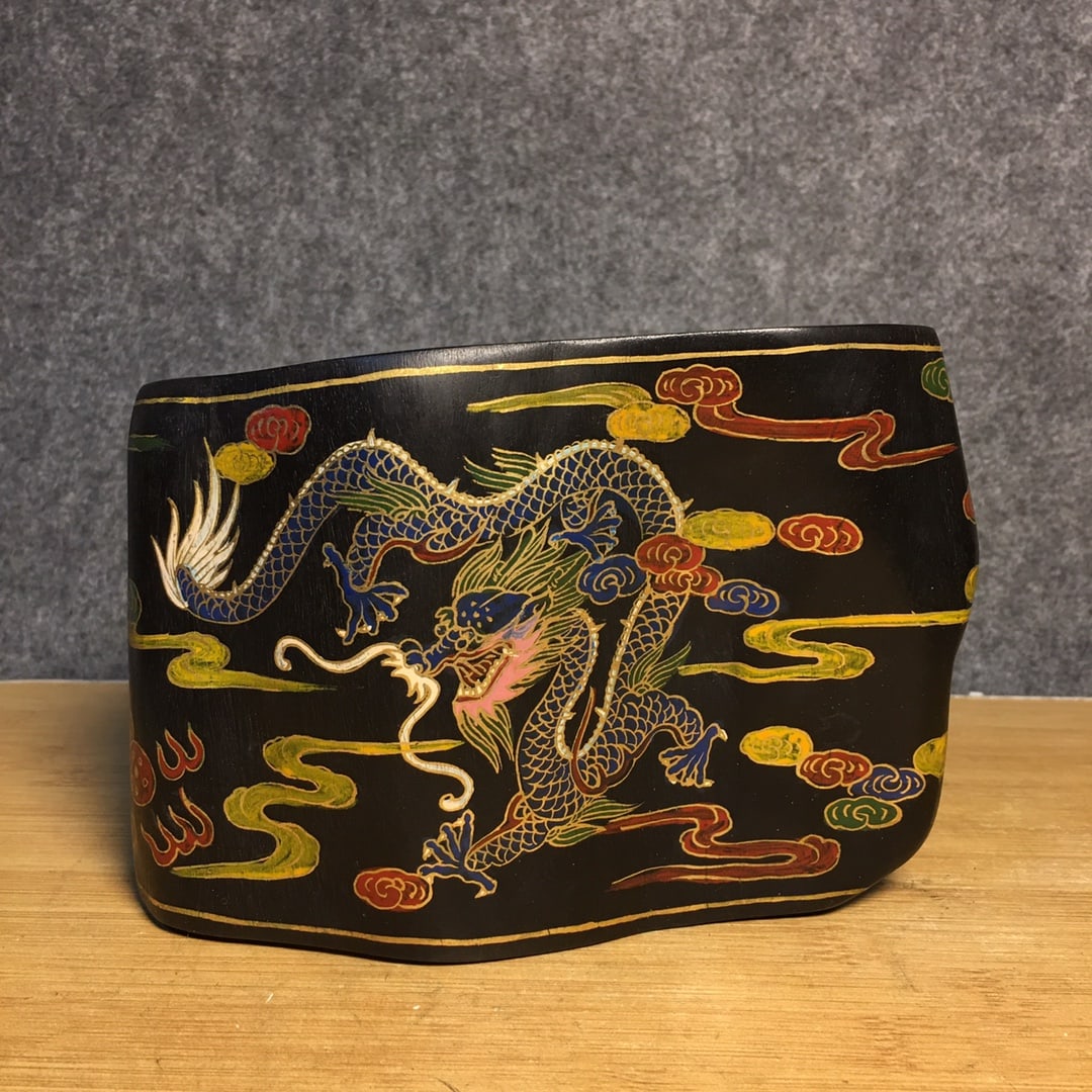 A fine Qing Dynasty wood-based lacquerware brush pot: Wooden lacquerware brush holder from the Qing DynastySIZE:H:13cm D:18cm W:1075g(The Dimensions Of All Batches Are Manually Measured.If You Need More Detailed Information, Please Contact Our Customer S