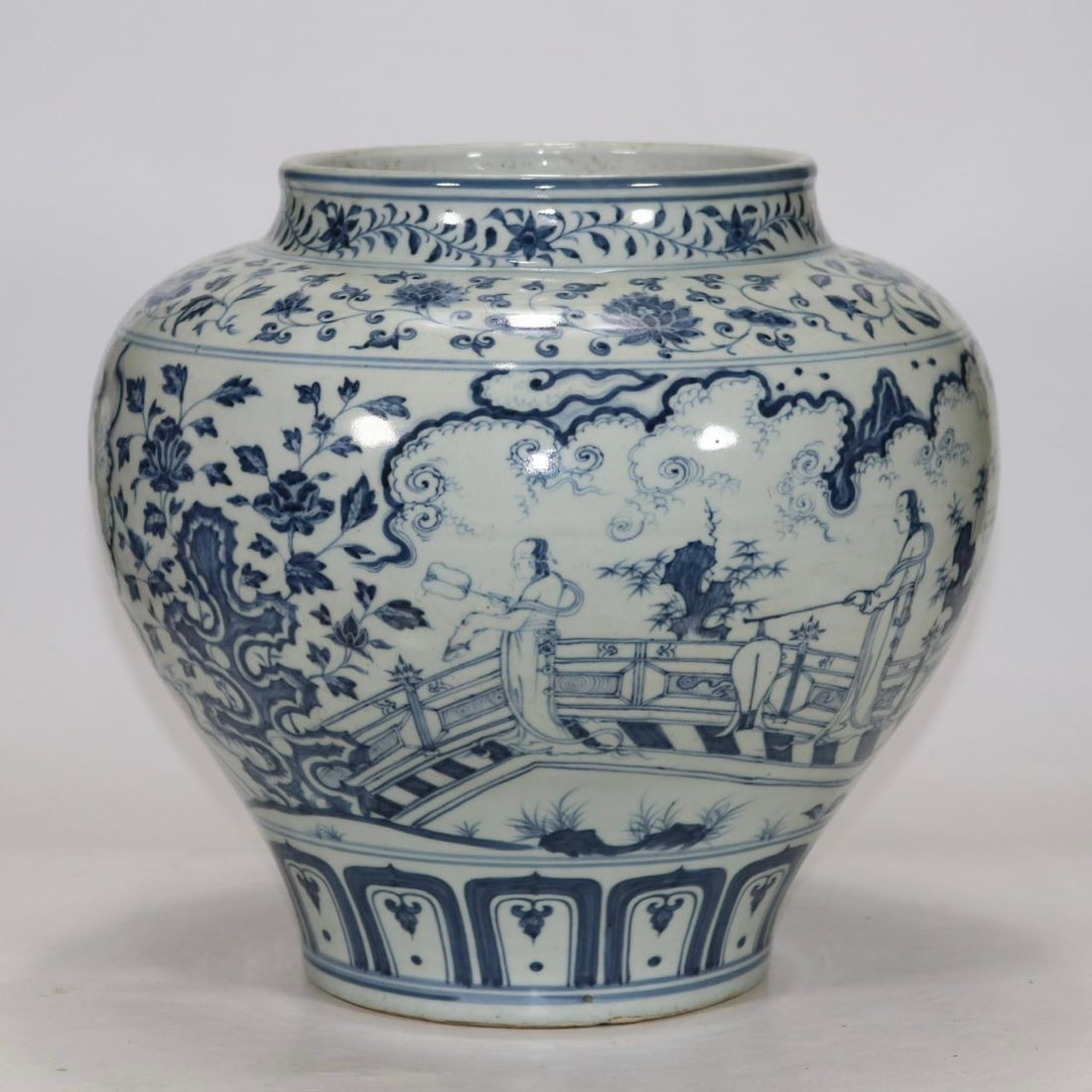 A large jar with exquisite Ming dynasty blue-and-white figures and story patterns (1 of 9)