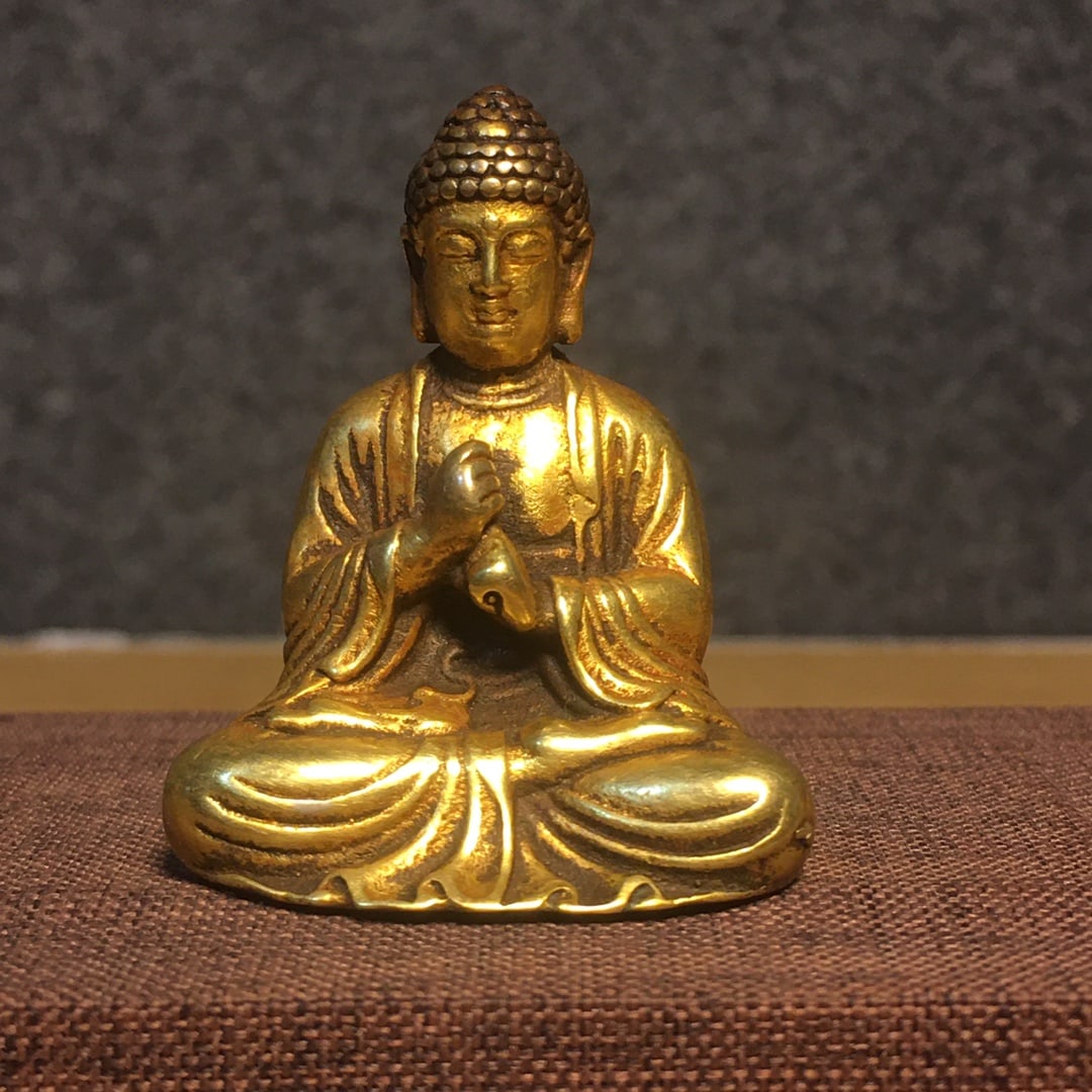 A beautiful Qing Dynasty bronze gilt Buddha statue: A Qing Dynasty bronze gilt Buddha statueSIZE:L:3.5cm W:2.5cm H:4.8cm W:90g(The Dimensions Of All Batches Are Manually Measured.If You Need More Detailed Information, Please Contact Our Customer Servic