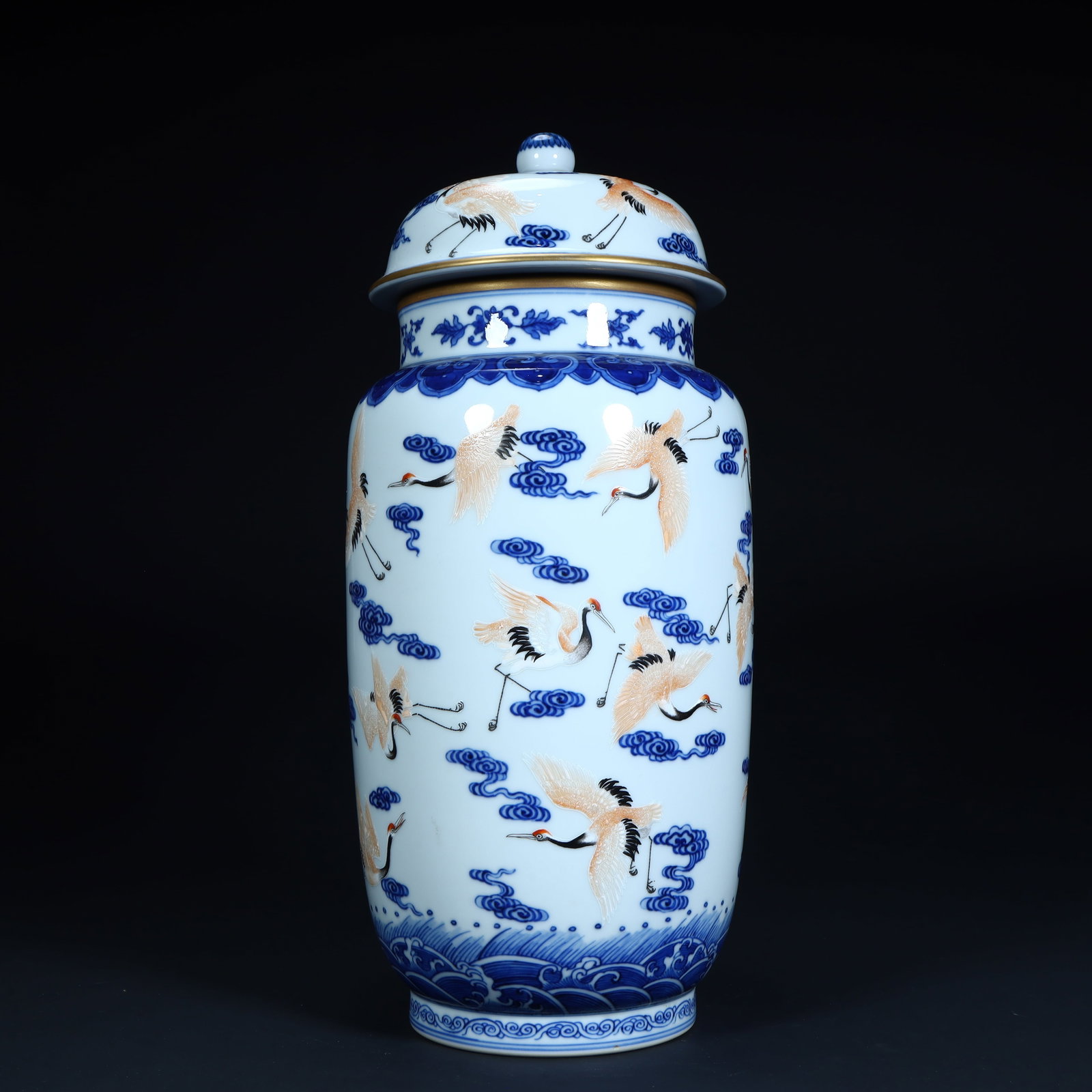 A fine Qing Dynasty Qianlong period blue-and-white alum red lidded jar with gold cloud and crane: Qing Dynasty Qianlong period blue-and-white alum red lidded jar with gold cloud and crane motifsSIZE:H: 34cm L: 14.5cm W: 14.5cm W: 1.9kg(The Dimensions Of All Batches Are Manually Measured.If You Nee