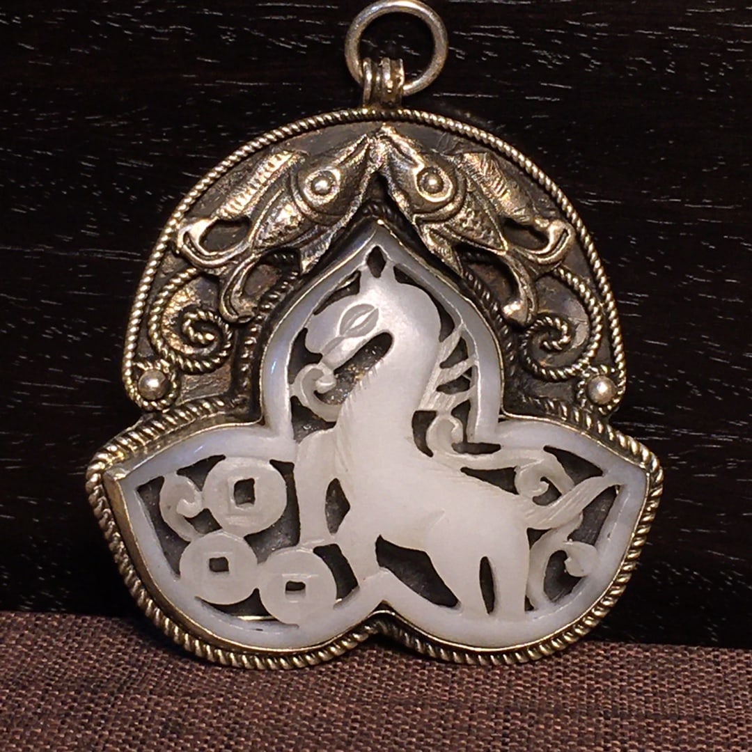 A beautiful Qing Dynasty pure silver inlaid jade pendant: Qing Dynasty pure silver inlaid jade pendantSIZE:L:4cm H:4.5cm W:15g(The Dimensions Of All Batches Are Manually Measured.If You Need More Detailed Information, Please Contact Our Customer Service Befo
