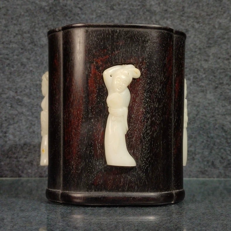 A finely crafted brush holder made of small-leaf sandalwood inlaid with white jade: Small-leaf sandalwood inlaid with a white jade brush potSIZE:D:12cm H:13.5cm W:710g(The Dimensions Of All Batches Are Manually Measured.If You Need More Detailed Information, Please Contact Our Custom