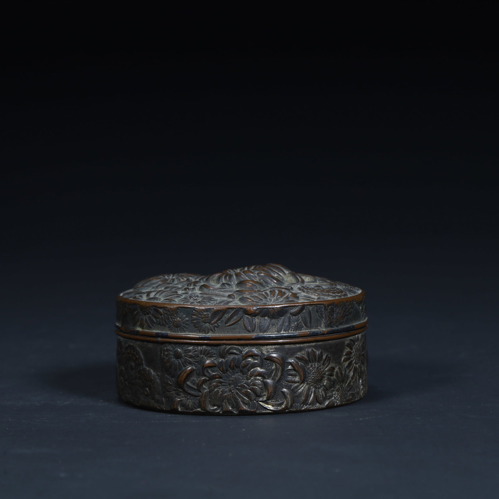 A beautiful Qing Dynasty copper box with a chrysanthemum pattern: Qing Dynasty bronze chrysanthemum-patterned lid boxSIZE:H: 3cm L: 6.2cm W: 6.2cm W: 141.5g(The Dimensions Of All Batches Are Manually Measured.If You Need More Detailed Information, Please Contact Our