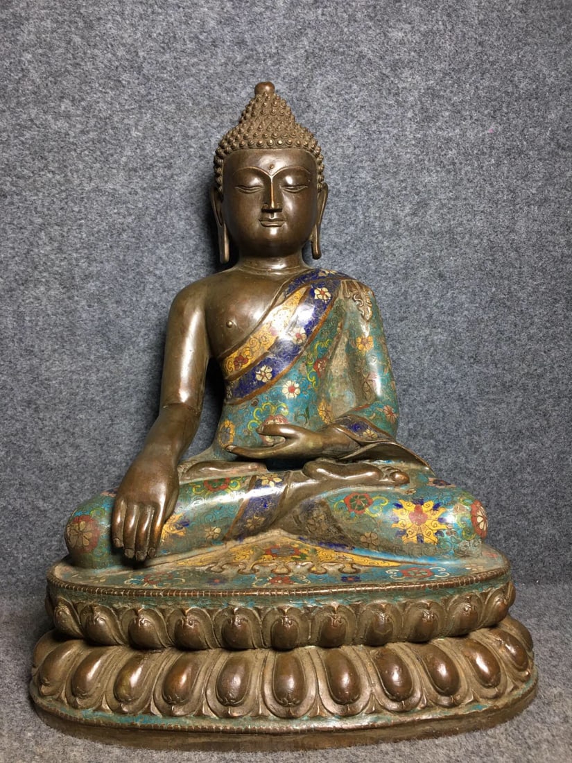 A beautiful Qing Dynasty cloisonn?? Buddha statue: Qing Dynasty cloisonne Buddha statueSIZE:L:35cm W:26cm H:46cm W:9.5kg(The Dimensions Of All Batches Are Manually Measured.If You Need More Detailed Information, Please Contact Our Customer Service Bef