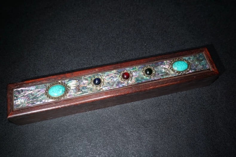 A beautiful Qing Dynasty rosewood pull-out box inlaid with mother-of-pearl gems: A pull-out box made of rosewood inlaid with mother-of-pearl and gemstones from the Qing DynastySIZE:L:33cm W:5.5cm H:4.5cm(The Dimensions Of All Batches Are Manually Measured.If You Need More Detailed