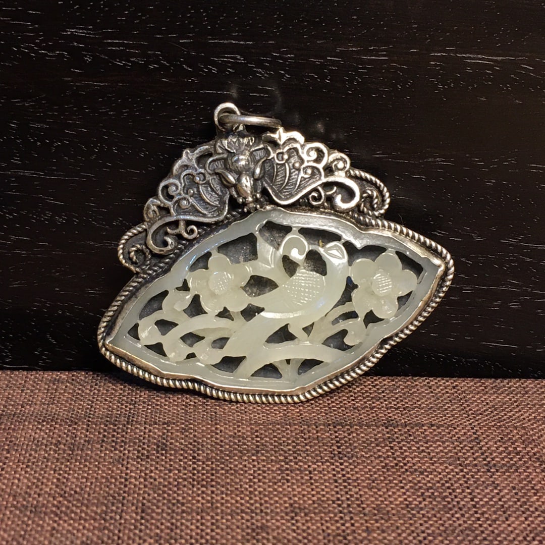 A beautiful Qing Dynasty pure silver inlaid jade pendant: Qing Dynasty pure silver inlaid jade pendantSIZE:L:5cm H:4cm W:15g(The Dimensions Of All Batches Are Manually Measured.If You Need More Detailed Information, Please Contact Our Customer Service Before