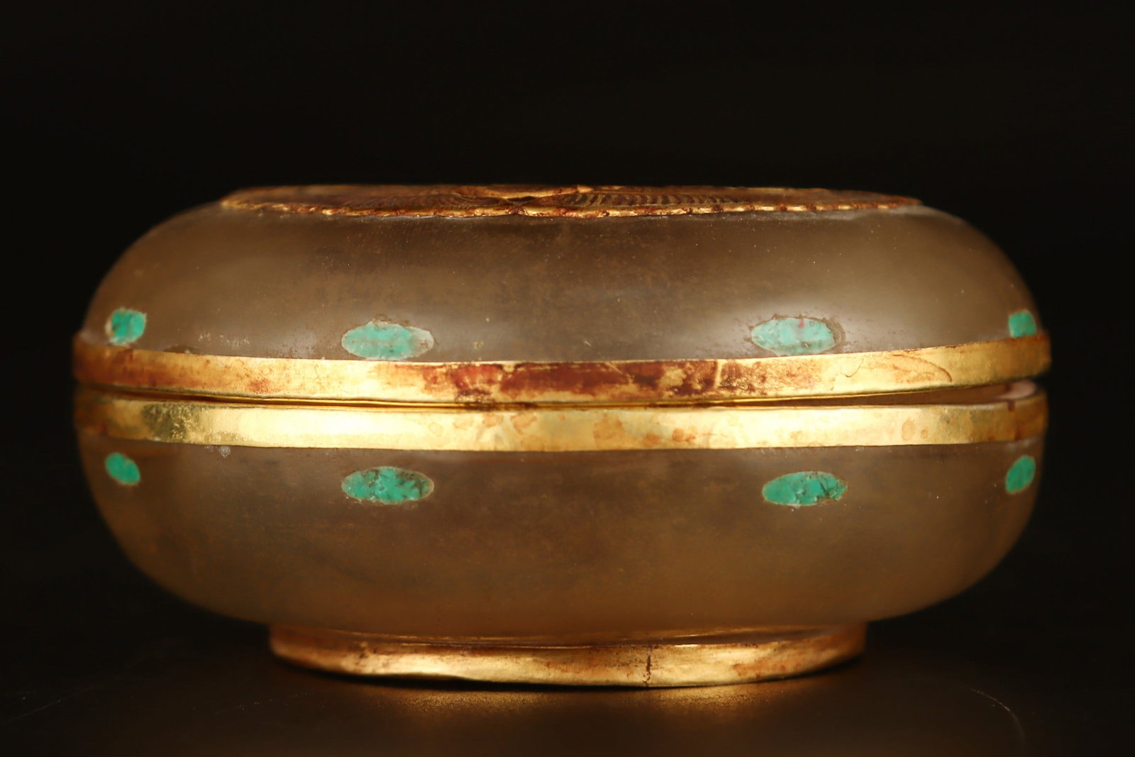 A beautiful Warring States period copper gilded crystal box: Warring States copper gilt inlaid crystal boxSIZE:W:210g W:8.5cm H:4cm(The Dimensions Of All Batches Are Manually Measured.If You Need More Detailed Information, Please Contact Our Customer Service Be