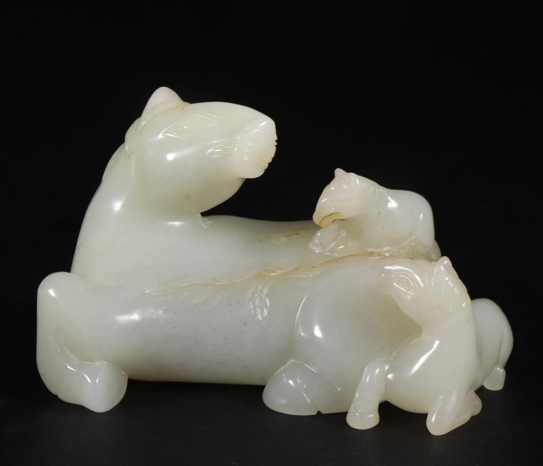 A beautiful Qing Dynasty Hetian jade showing deep bonds between the three horses and her son (1 of 9)