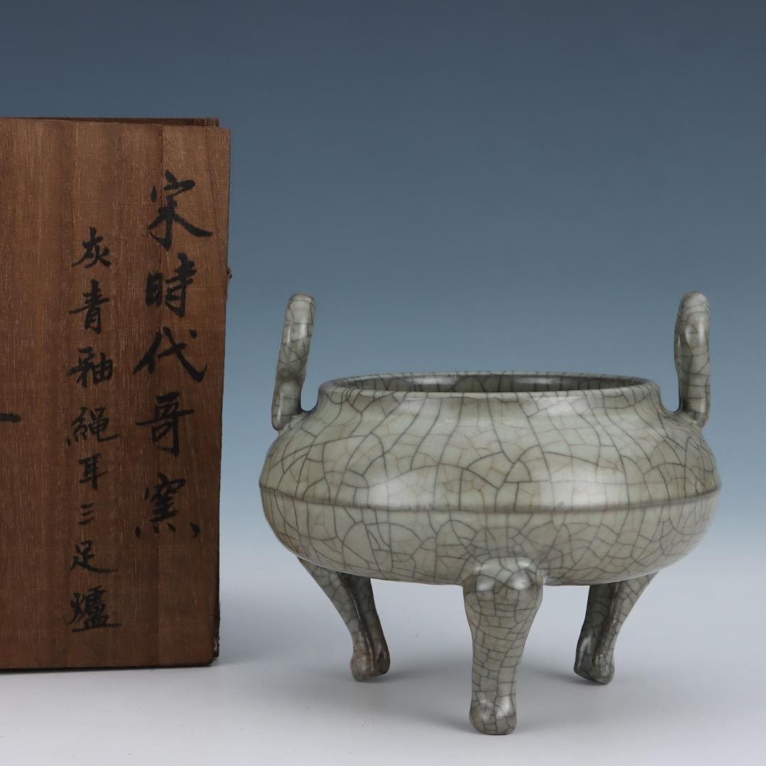 A fine Song Dynasty Ge kiln double tripod burner: Song Dynasty Ge kiln double tripod censerSIZE:H:12cm D:13.7cm(The Dimensions Of All Batches Are Manually Measured.If You Need More Detailed Information, Please Contact Our Customer Service Before Bidd