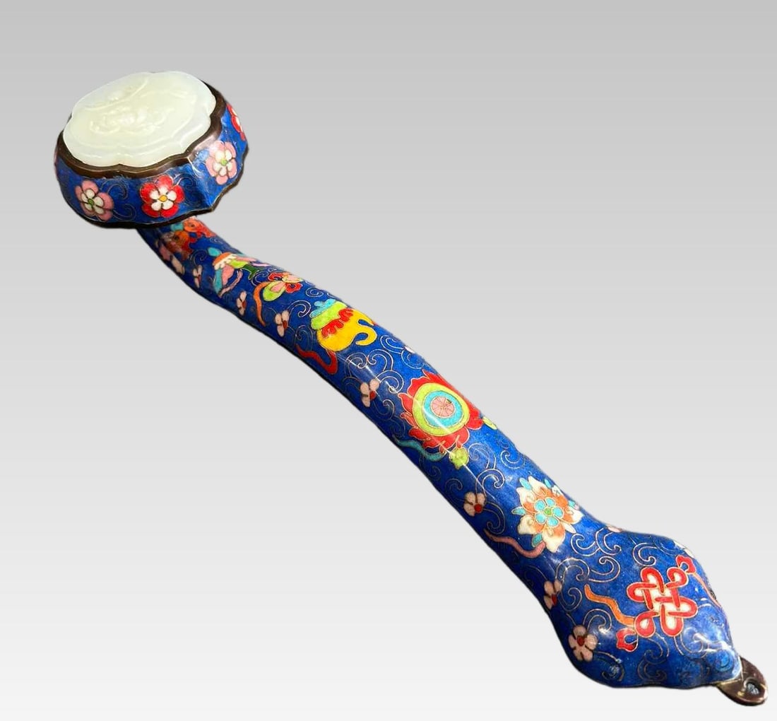 A beautiful Qing Dynasty copper-bodied cloisonn?? enamel ruyi inlaid with jade: Qing Dynasty bronze-bodied cloisonne cloisonne inlaid jade ruyi scepterSIZE: L:37cm Handle W:6cm Head L:9cm W:9cm W:1.3kg(The Dimensions Of All Batches Are Manually Measured.If You Need More Detailed 