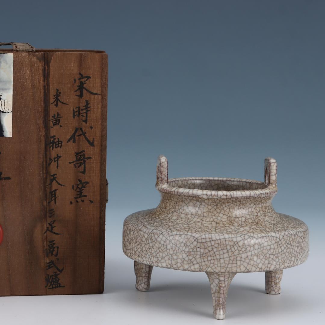 A beautiful Song Dynasty Ge kiln rice-yellow glazed sky-high ear incense burner: Song Dynasty Ge kiln rice-yellow glaze sky-high-ear incense burnerSIZE:H:10cm D:12.5cm(The Dimensions Of All Batches Are Manually Measured.If You Need More Detailed Information, Please Contact Our Cus