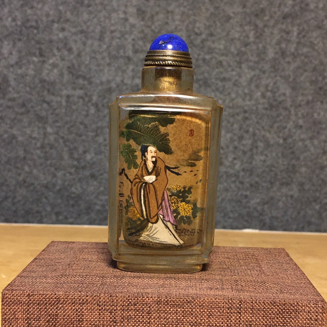 A fine Qing Dynasty glass snuff bottle with inner painting (1 of 9)