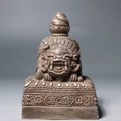 A fine Qing Dynasty pure silver auspicious beast seal: A pure silver auspicious beast seal from the Qing DynastySIZE: H: 9.5cm Bottom width: 6.7cm W: 634.5g(The Dimensions Of All Batches Are Manually Measured.If You Need More Detailed Information, Please 