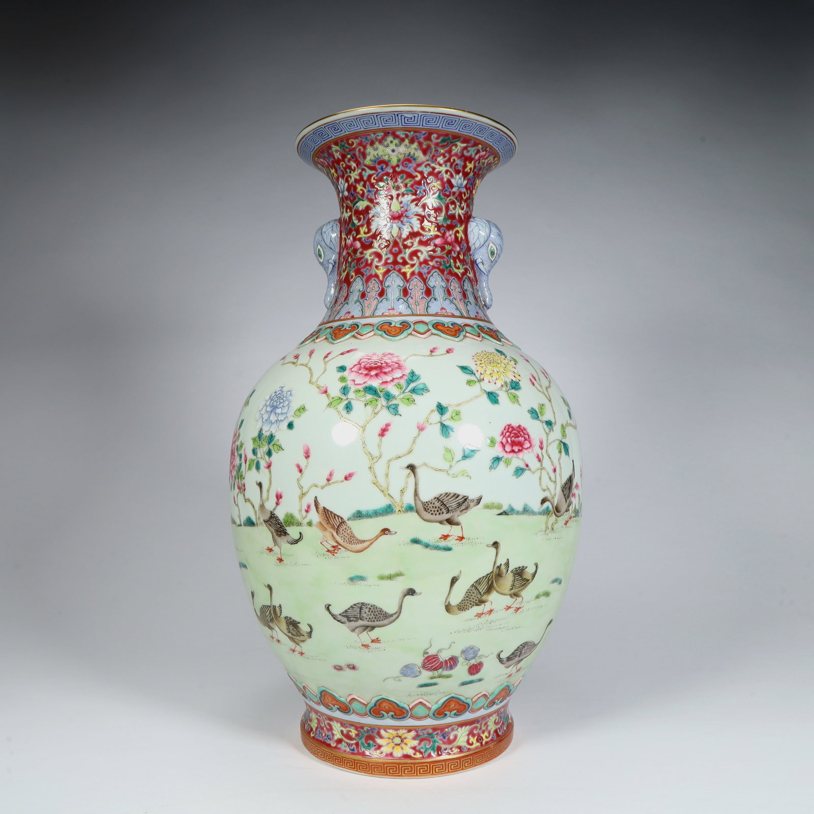 A beautiful Qing Dynasty Qianlong period famille rose vase with a hundred birds and phoenix motifs: Qing Dynasty Qianlong period famille rose famille rose with hundred birds and phoenix motifs and beast-ear vasesSIZE:H: 40cm L: 20.5cm W: 20.5cm W: 3.5kg(The Dimensions Of All Batches Are Manually Mea