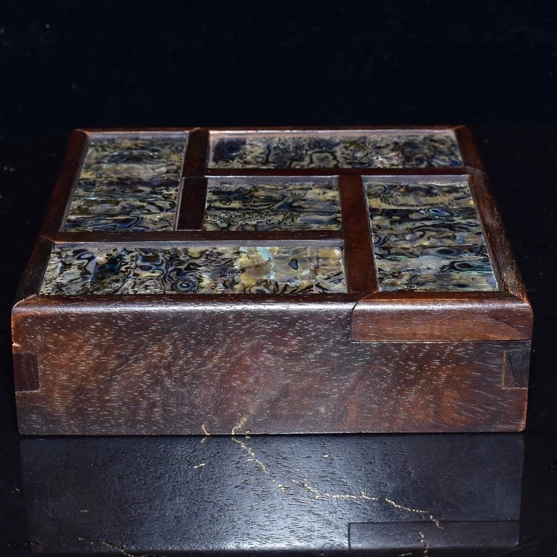 A fine five-open box made of Qing Dynasty rosewood inlaid with mother-of-pearl: Qing Dynasty rosewood inlaid with mother-of-pearl five-open boxSIZE:L:17cm W:17cm H:5cm(The Dimensions Of All Batches Are Manually Measured.If You Need More Detailed Information, Please Contact Our Cu