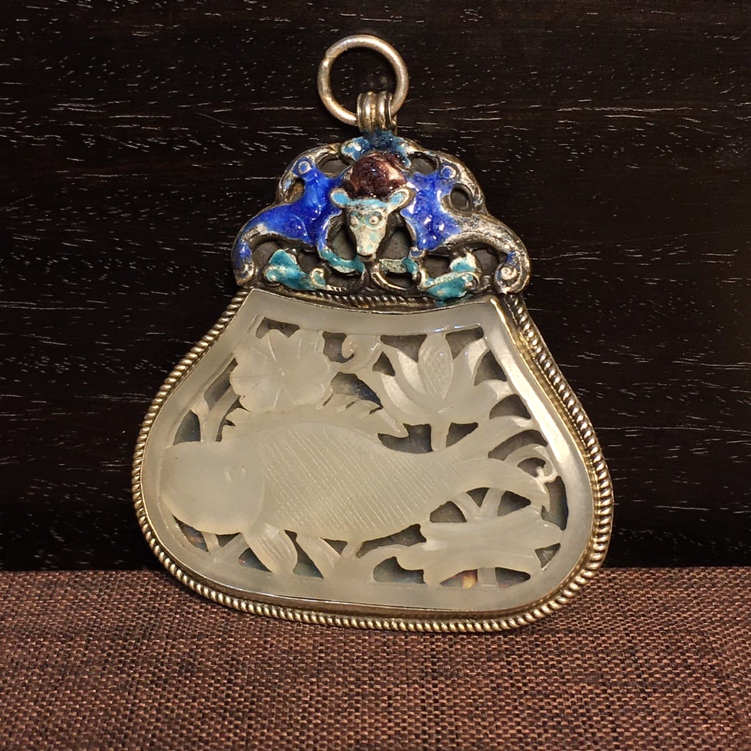 A beautiful Qing Dynasty pure silver inlaid jade pendant: Qing Dynasty pure silver inlaid jade pendantSIZE:L:5cm H:5cm W:20g(The Dimensions Of All Batches Are Manually Measured.If You Need More Detailed Information, Please Contact Our Customer Service Before