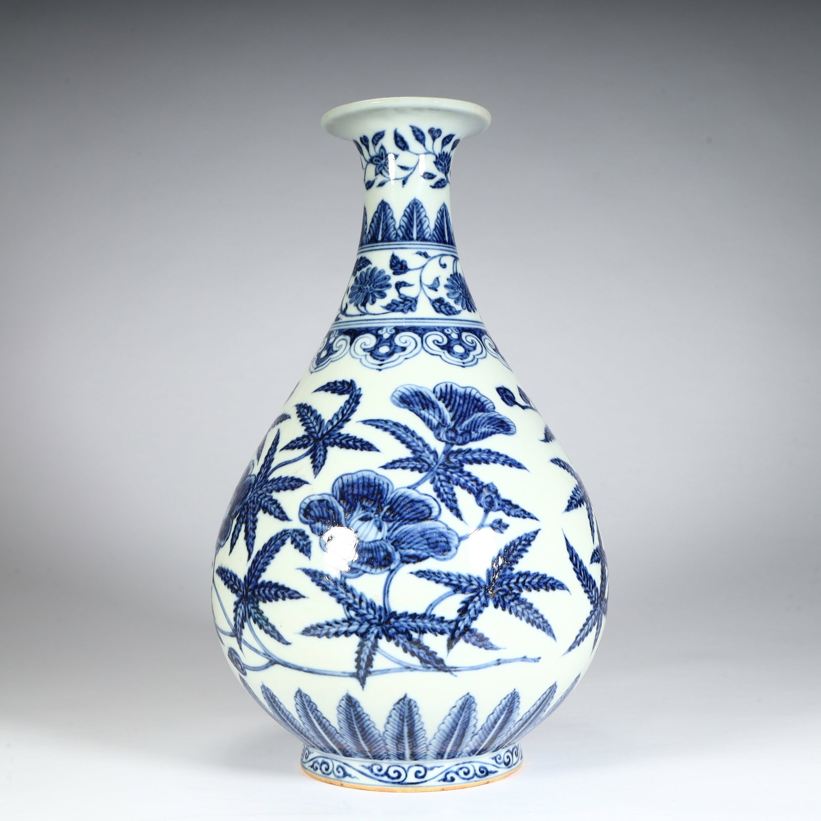 A fine Ming Dynasty Yongle blue-and-white jade spring vase with entwined floral patterns (1 of 11)