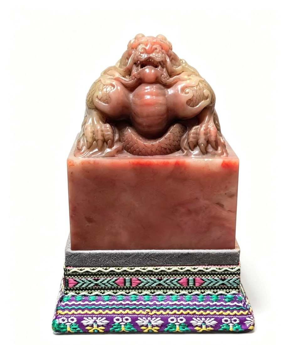 A fine Qing Dynasty Shoushan stone seal: Qing Dynasty Shoushan stone sealSIZE:L:8cm W:8cm H:10.5cm(The Dimensions Of All Batches Are Manually Measured.If You Need More Detailed Information, Please Contact Our Customer Service Before Bidding.