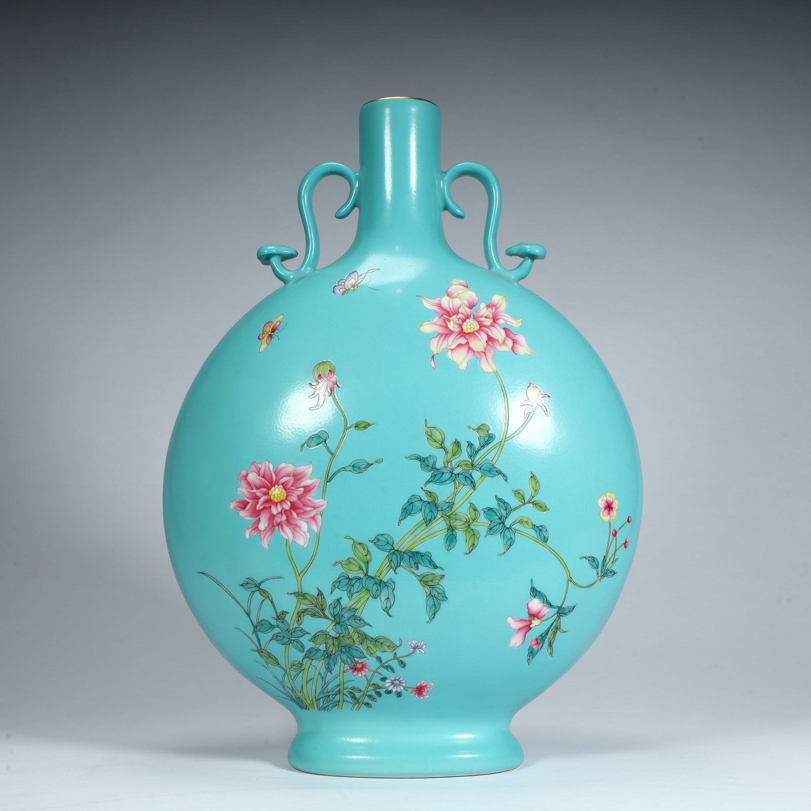 A beautiful Qing Dynasty Qianlong period turquoise green ground famille rose floral pattern: Qing Dynasty Qianlong Period Style Turquoise Green Ground Famille Rose Floral Pattern Double-handled Flat VaseSIZE:H: 34cm L: 23cm W: 11cm W: 2.8kg(The Dimensions Of All Batches Are Manually Measured.