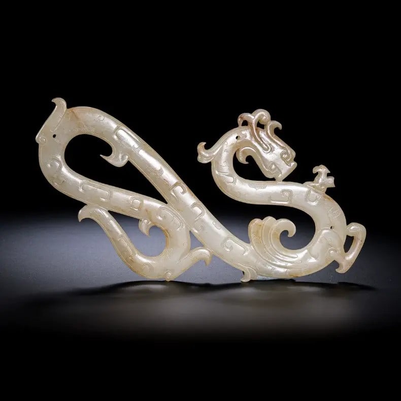 A fine Qing Dynasty Hetian jade dragon-shaped pendant in Warring States style: Dragon-shaped pendant of Hetian jade in the Warring States period of the Qing DynastySIZE: L: approx. 8cm(The Dimensions Of All Batches Are Manually Measured.If You Need More Detailed Information, Ple