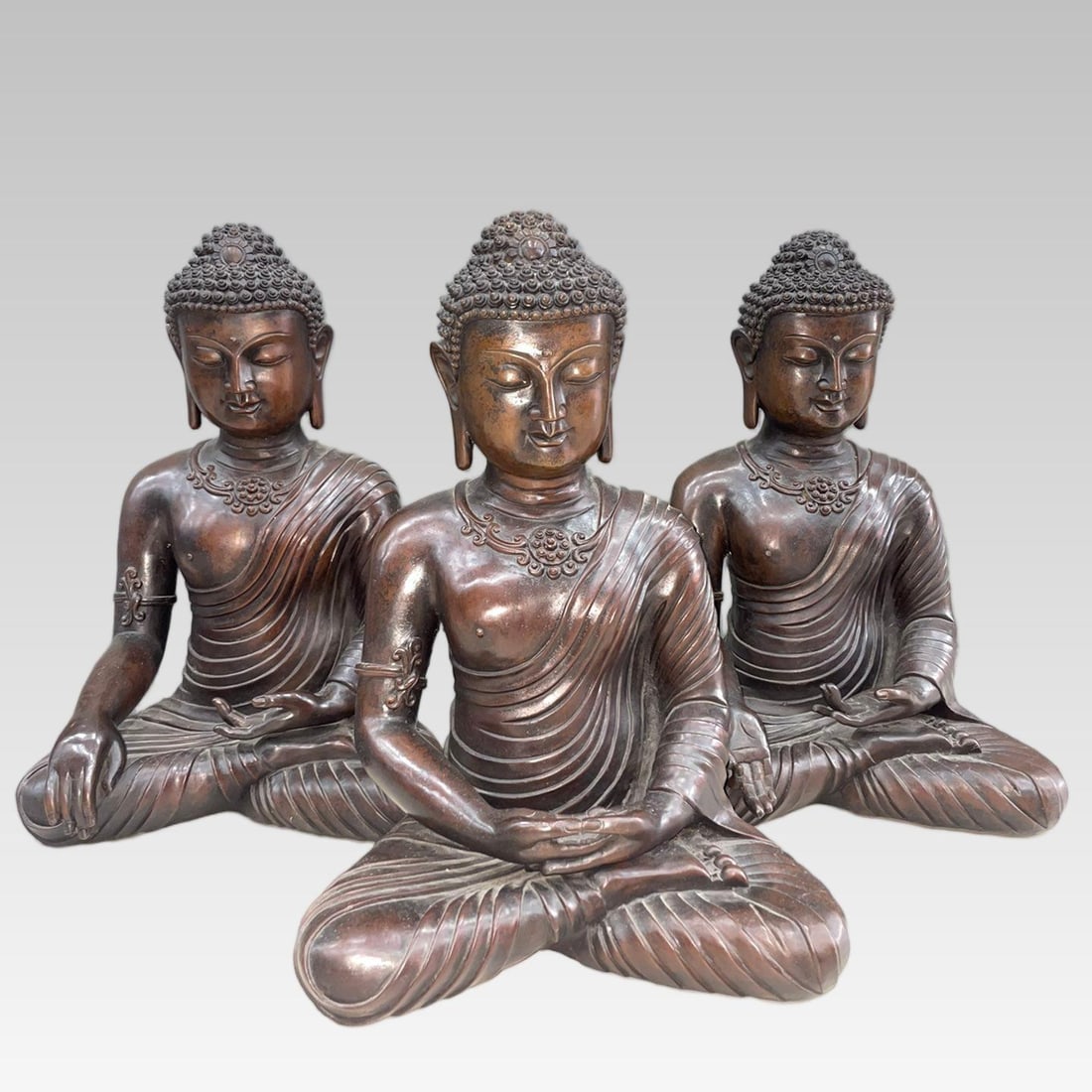 A beautiful Qing Dynasty Three Jewels Buddha: The Three Jewels Buddha of the Qing DynastySIZE: L:31cm, W:21cm, H:44cm, Total W: 32.25kg(The Dimensions Of All Batches Are Manually Measured.If You Need More Detailed Information, Please Contact Our 