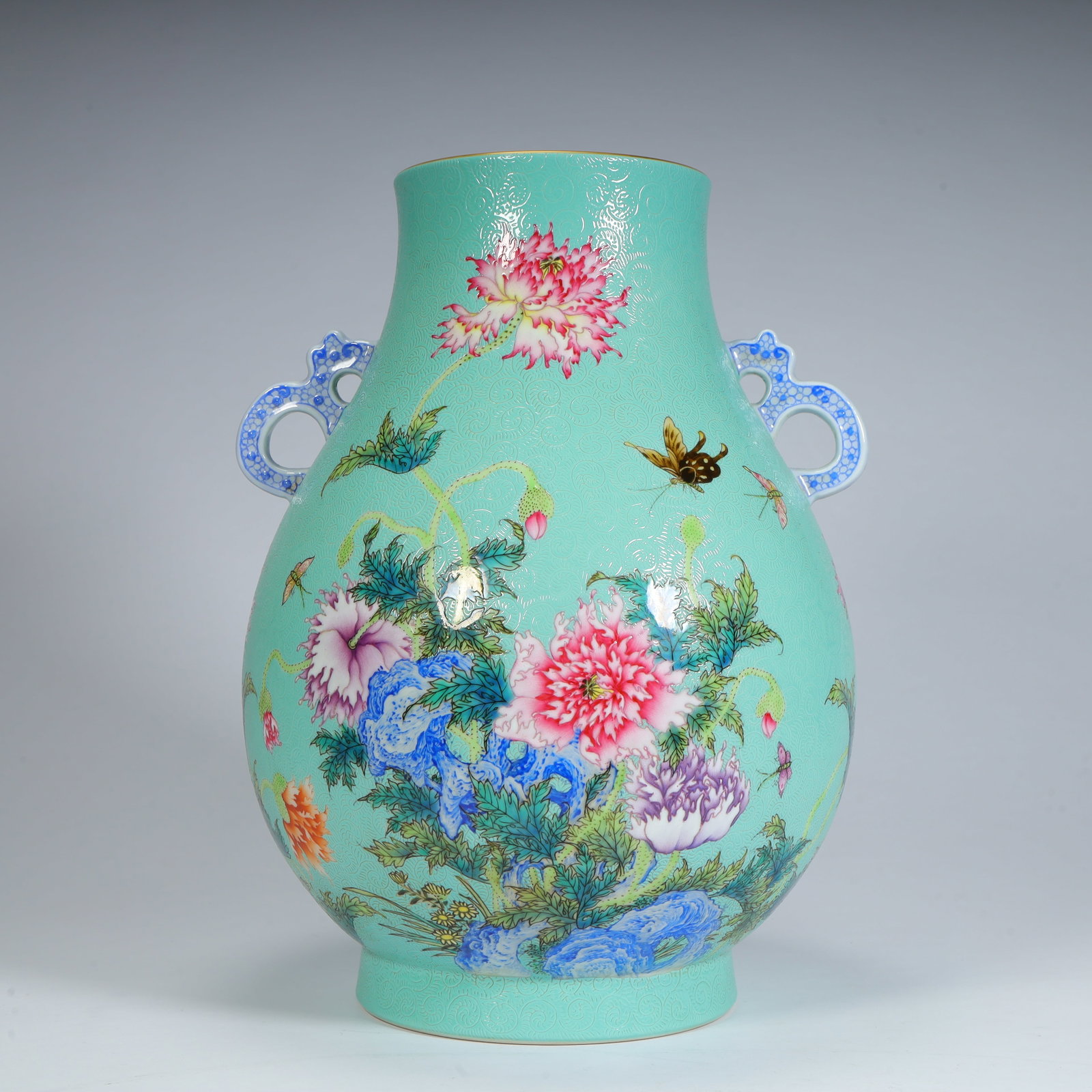 A fine Qing Dynasty turquoise green ground famille rose floral pattern double-handled Fu tube vase: Qing Dynasty turquoise green ground and pastel floral pattern double-handled lucky tube vaseSIZE:H: 29cm L: 22cm W: 19.5cm W: 2.6kg(The Dimensions Of All Batches Are Manually Measured.If You Need More
