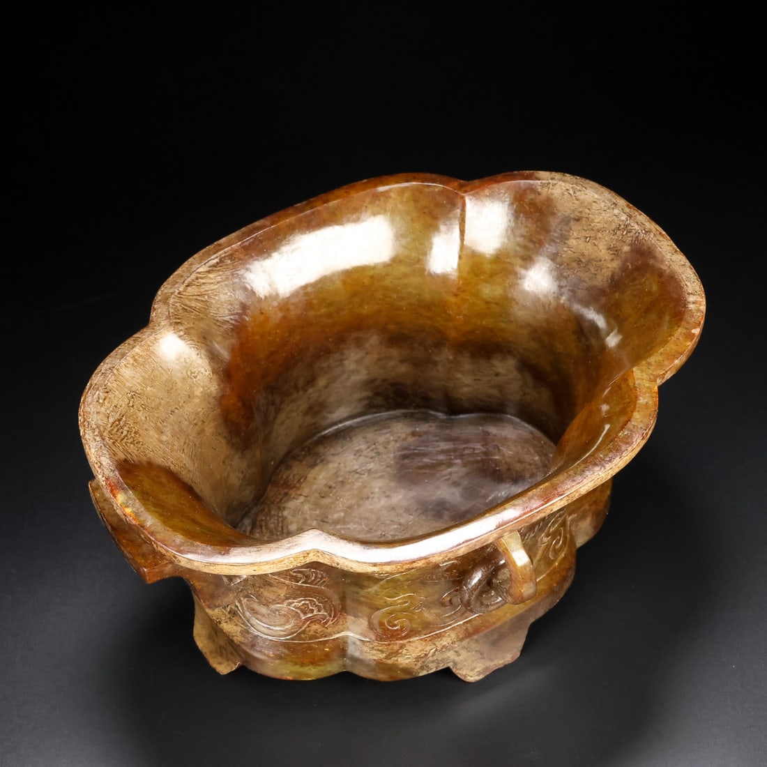 A fine Qing Dynasty Hetian jade cup: Qing Dynasty Hetian Jade CupSIZE: L:19W:14.5H:10.2cm Total W:1112g(The Dimensions Of All Batches Are Manually Measured.If You Need More Detailed Information, Please Contact Our Customer Service Before