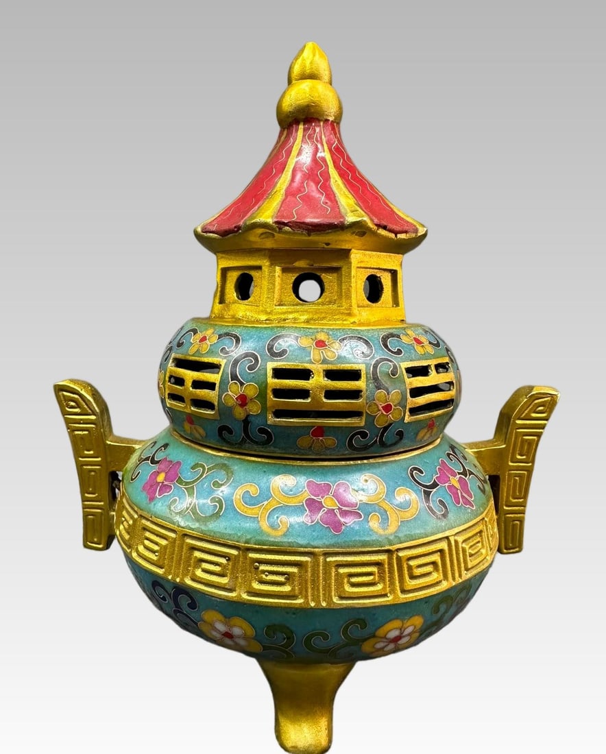 A fine Qing Dynasty copper-bodied cloisonn?? cloisonn?? octopsia incense burner: Qing Dynasty bronze-bodied cloisonne cloisonne octopus incense burnerSIZE:H:23cm D:19cm W:1.46kg(The Dimensions Of All Batches Are Manually Measured.If You Need More Detailed Information, Please Conta