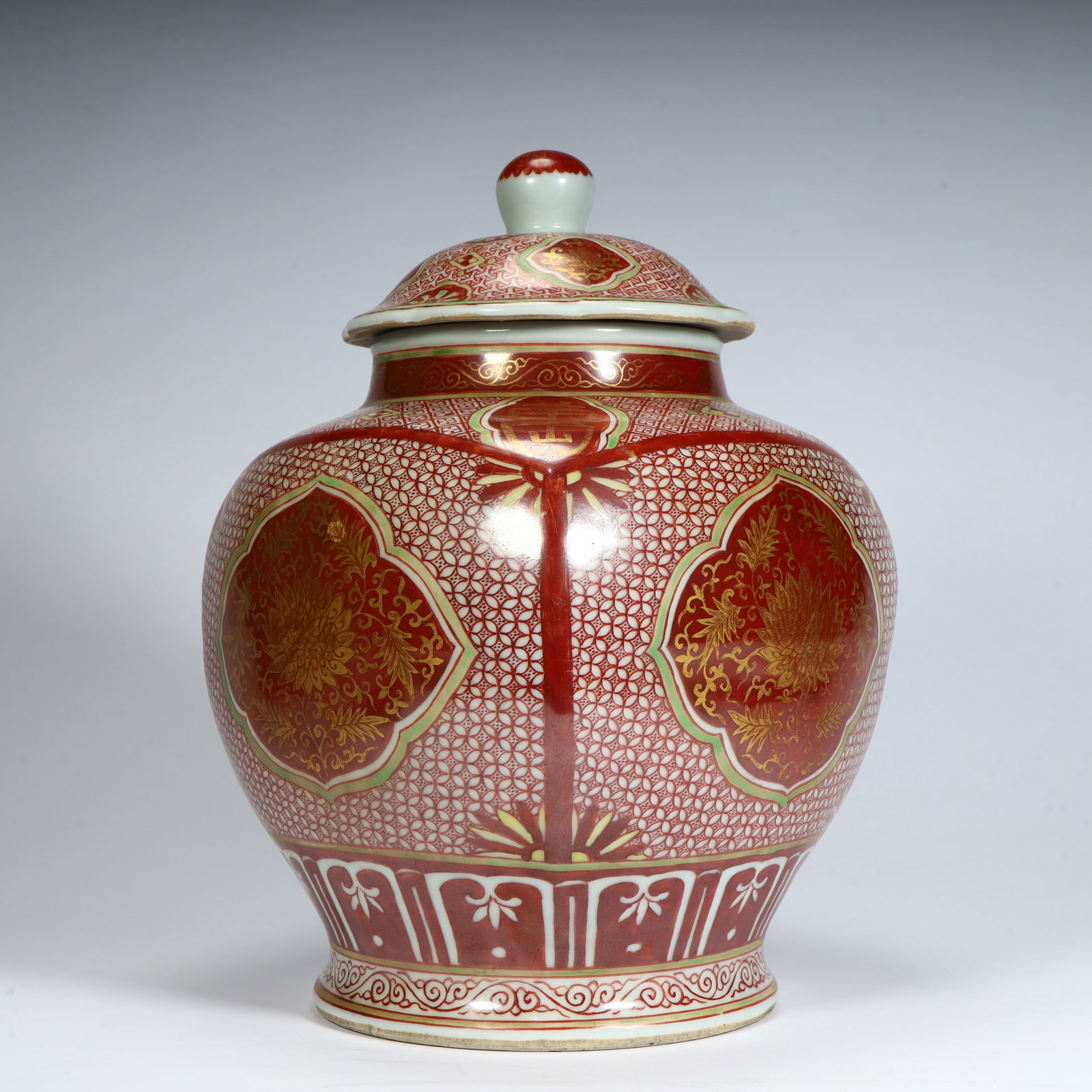 A fine Ming Dynasty Jiajing marked alum red brocade brocade base with a floral lid pattern: Ming Dynasty Jiajing marked alum red brocade brocade with floral pattern lid jarSIZE:H: 28cm L: 18cm W: 18cm W: 2.5kg(The Dimensions Of All Batches Are Manually Measured.If You Need More Detailed Info