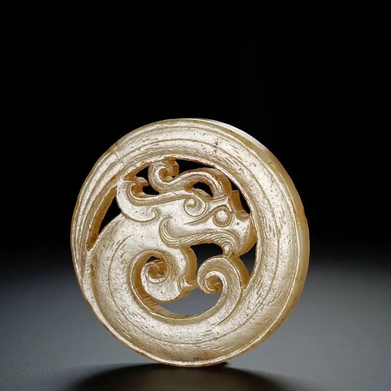 A beautiful Warring States Hetian jade dragon-patterned bi: Warring States Hetian jade dragon-patterned biSIZE: D: Approximately 5cm(The Dimensions Of All Batches Are Manually Measured.If You Need More Detailed Information, Please Contact Our Customer Service 