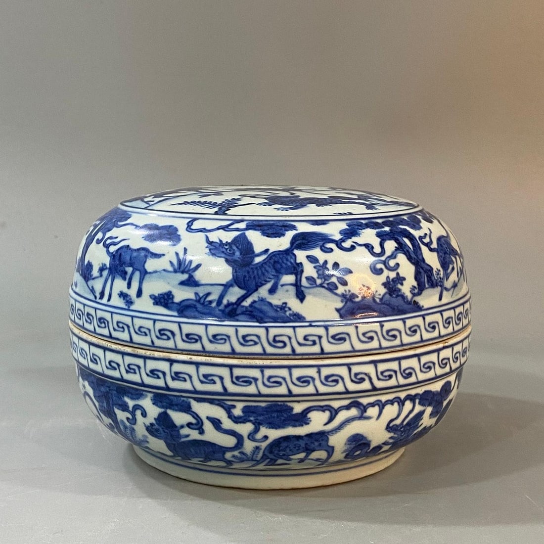 A fine blue-and-white auspicious beast fruit box made during the Wanli period of the Ming Dynasty: A blue-and-white auspicious beast fruit box made during the Wanli period of the Ming DynastySIZE:H:10.5cm D:16.5cm(The Dimensions Of All Batches Are Manually Measured.If You Need More Detailed Informa