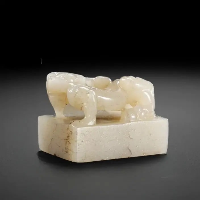 A fine Qing Dynasty Hetian jade seal with double chi dragon patterns (1 of 8)